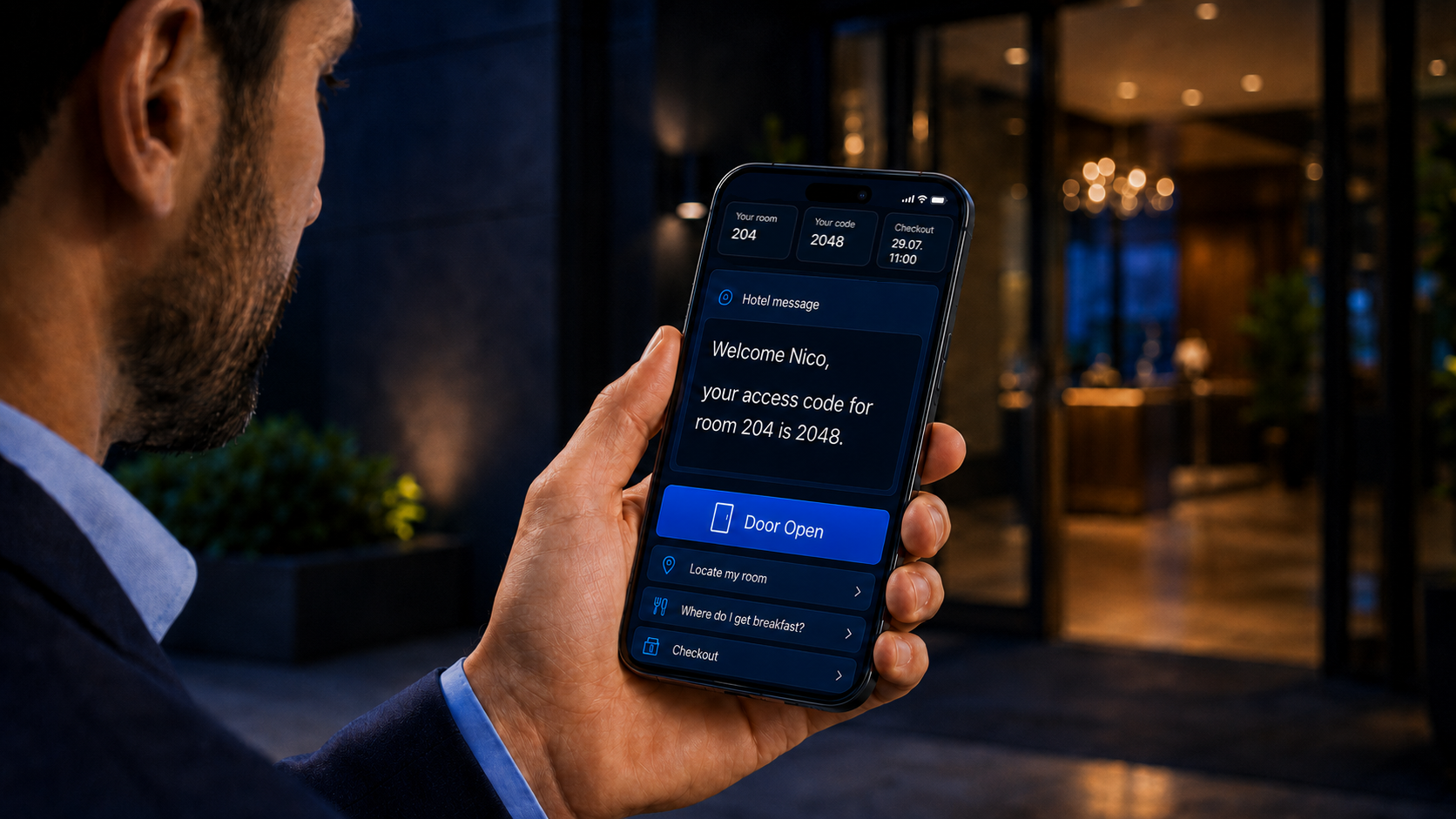 Ved check-in modtager Nico sine adgangsoplysninger via email, SMS eller WhatsApp og kan åbne indgangen fra sin smartphone.